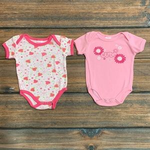 Set of 2 Teddyboom 0-3 mo girls short sleeve bodysuits - pink hearts & flowers